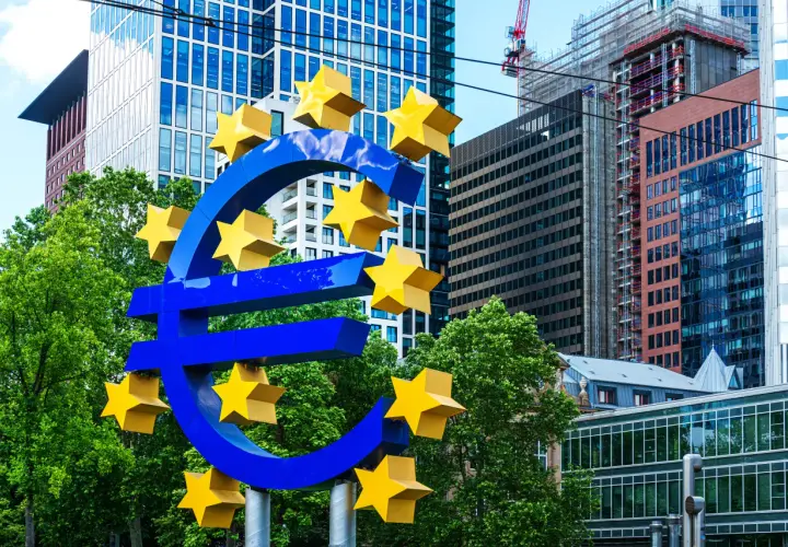 Czy warto inwestować w euro? Korzyści, ryzyka i aktualne trendy ekonomiczne