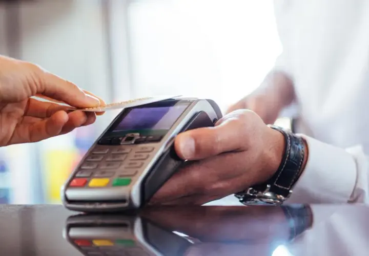 Visa czy Mastercard w mBanku – która karta jest lepszym wyborem?