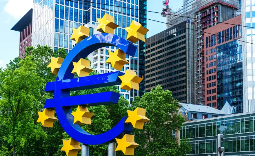 Czy warto inwestować w euro? Korzyści, ryzyka i aktualne trendy ekonomiczne