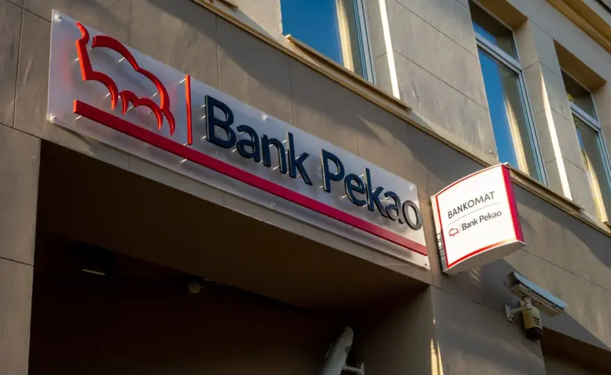 Czy kupować akcje Pekao? Analiza ryzyk i potencjalnych zysków